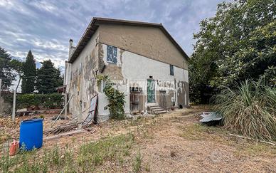 CASA COLONICA CON AMPIO SPAZIO ESTERNO
