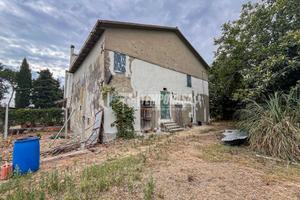 CASA COLONICA CON AMPIO SPAZIO ESTERNO