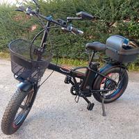 Bicicletta elettrica pieghevole con accessori