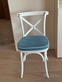 Sedie shabby chic bianche con cuscino azzurro