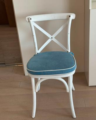 Sedie shabby chic bianche con cuscino azzurro