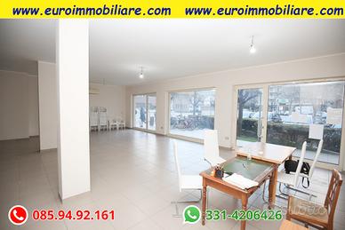 Grande locale commerciale ben in vista