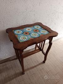 Tavolino art Nouveau maiolica e noce