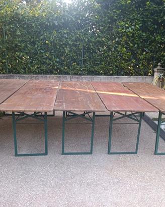 Set tavoli da birreria in legno pieghevoli.
