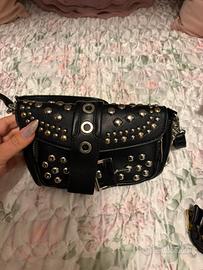 Borsa a tracolla nera stradivarius con borchie