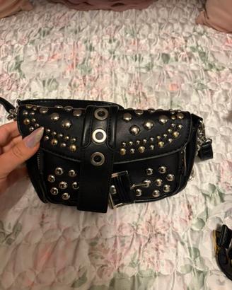 Borsa a tracolla nera stradivarius con borchie