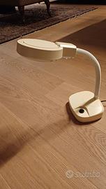 Lampada da tavolo con lente d'ingrandimento