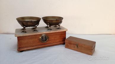 Bilancia per alimenti a due piatti con pesi