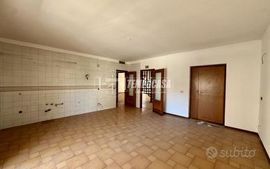 Ampio appartamento su due livelli e box auto doppi