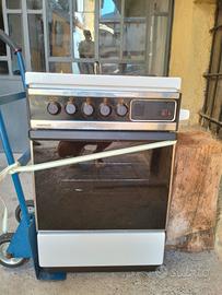 cucina 4 fuochi con forno  a metano ottime 