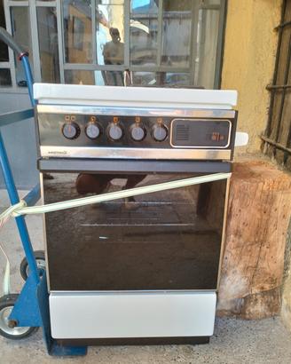 cucina 4 fuochi con forno  a metano ottime 