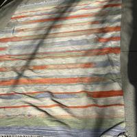 Uno tappeto di lana multicolore