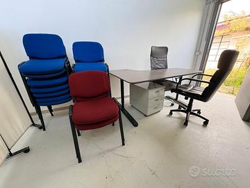 Scrivania e sedie per ufficio