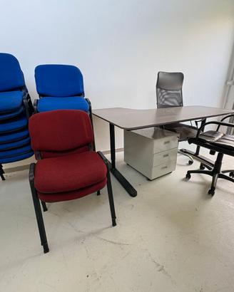 Scrivania e sedie per ufficio