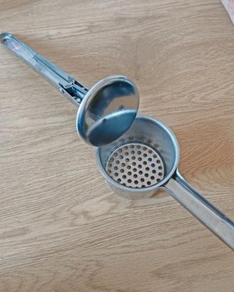 Schiaccia patate o passatelli