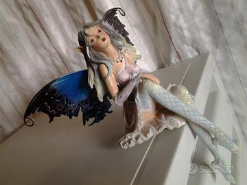 Fata resina dipinta seduta da mensola