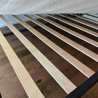 Letto con doghe in legno