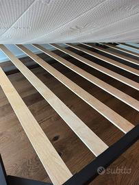 Letto con doghe in legno