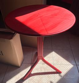 Tavolino rosso resistente