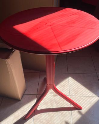 Tavolino rosso resistente