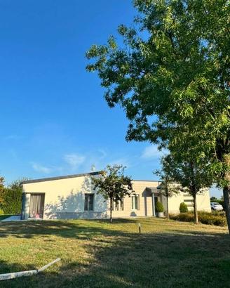 Villa di 220 m² con più di 5 locali e box auto a B
