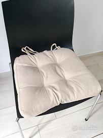 cuscini beige per sedie con lacci