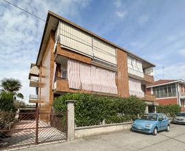 BILOCALE CON AREA ESTERNA IN ZONA RESIDENZIALE!