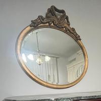 Specchio ovale con cornice dorata