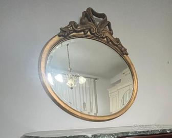 Specchio ovale con cornice dorata