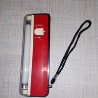 Torcia con 4 batterie AA vecchia e torcia al neon.