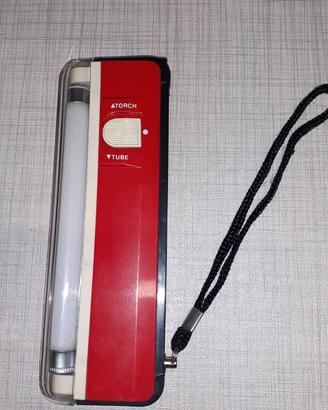 Torcia con 8 batterie AA vecchia e torcia al neon.