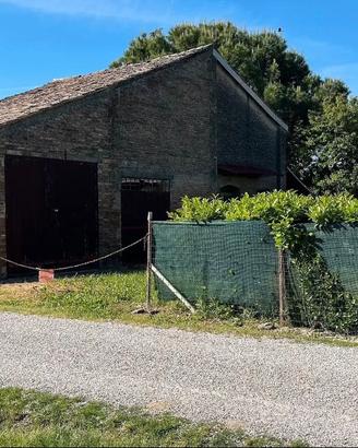 Magazzino con corte esclusiva a Masi Torello