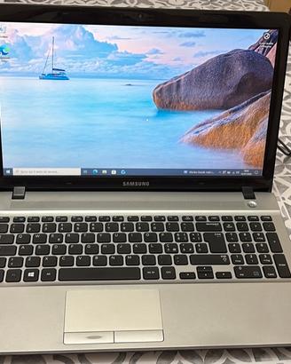 Portatile Samsung 15.6 NO270E5G (Intel i3/4 GB Ram