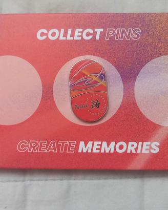 Pin spilla con speciale porta-pin da collezione