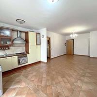 APPARTAMENTO con CORTE ESCLUSIVA E GARAGE