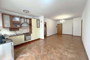 APPARTAMENTO con CORTE ESCLUSIVA E GARAGE