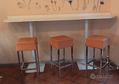 Tavolo con sgabelli
