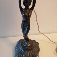 Lampa da tavola con scultura in bronzo Art Nouveau