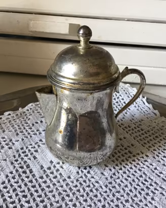 Piccolo bricco in metallo argentato