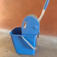 Secchio con strizzatore  professionale per mocio