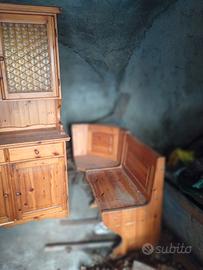 credenza con tavolo  giropanca e sedie 