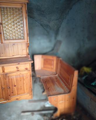 credenza con tavolo  giropanca e sedie 