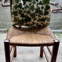 Tre sedie in legno ed uno sgabello