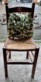 Tre sedie in legno ed uno sgabello