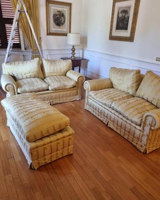 Coppia di divani con pouf