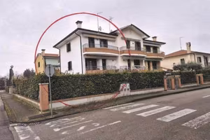Immobile in asta di 173 m² con 4 locali e box auto