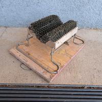 Spazzola per la pulizia degli stivali dalla terra