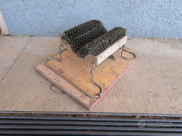 Spazzola per la pulizia degli stivali dalla terra