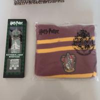 Sciarpa e segnalibro di harry potter.