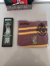 Sciarpa e segnalibro di harry potter.